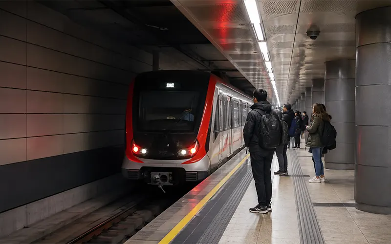 Sistema de filtración de aire en una estación de transporte ferroviario subterránea