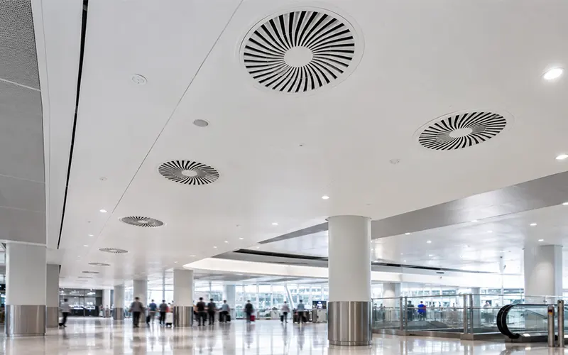 Terminal aeroportuaria moderna con sistemas HVAC para la filtración de aire.