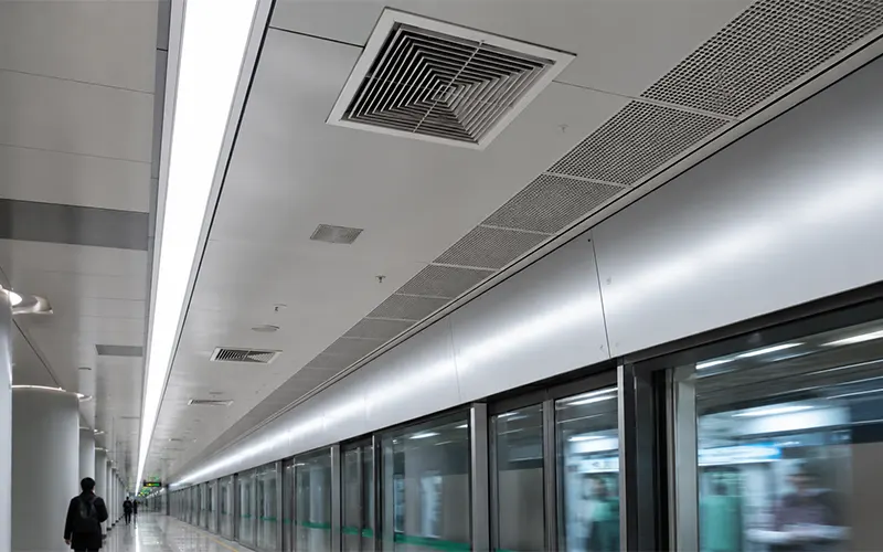 Sistema HVAC con filtros de aire de baja caída de presión en una plataforma de estación de transporte ferroviario.
