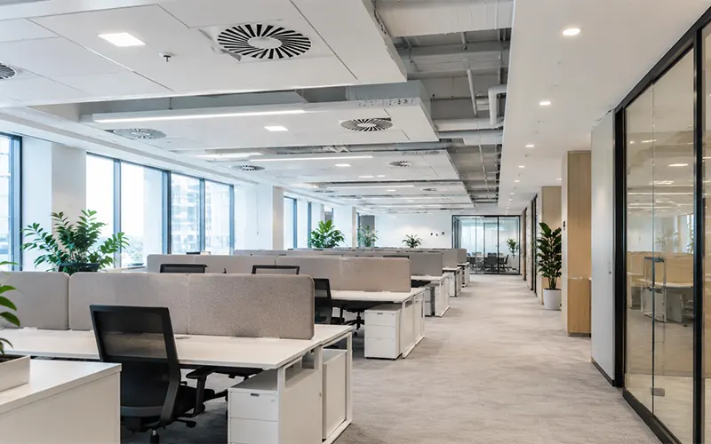 Filtración de aire en edificios de oficinas con sistema HVAC en un área abierta de trabajo.