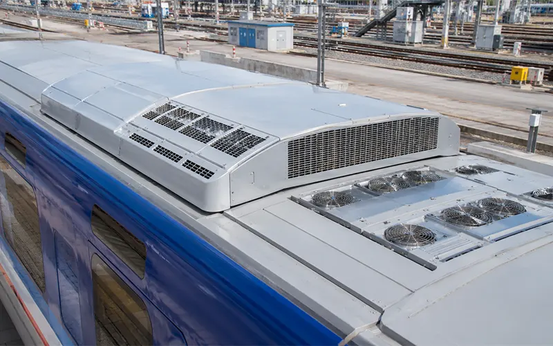 Sistema HVAC montado en el techo de un vagón de tren moderno para la filtración de aire.