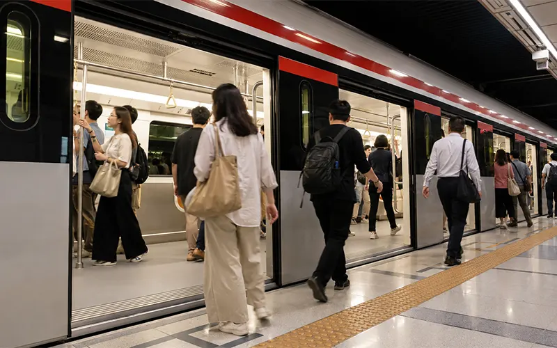 Pasajeros entrando en un vagón moderno de metro con sistema HVAC para la filtración de aire.