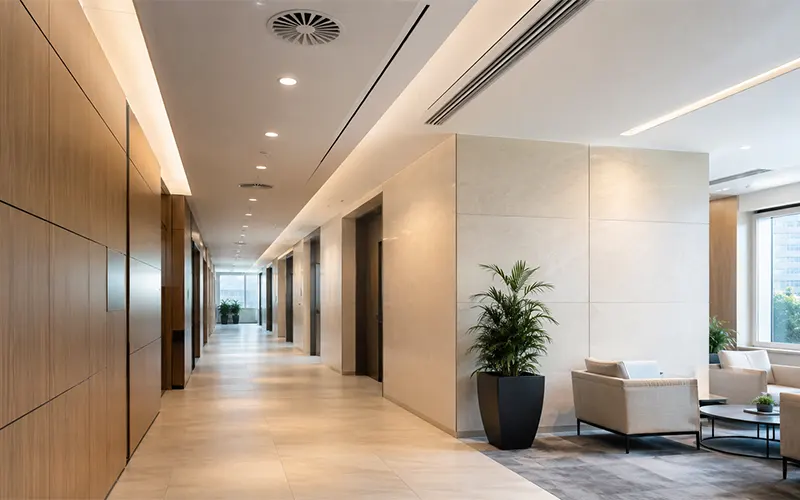 Pasillo de un edificio comercial moderno con sistema HVAC para la planificación del reemplazo de filtros de aire.