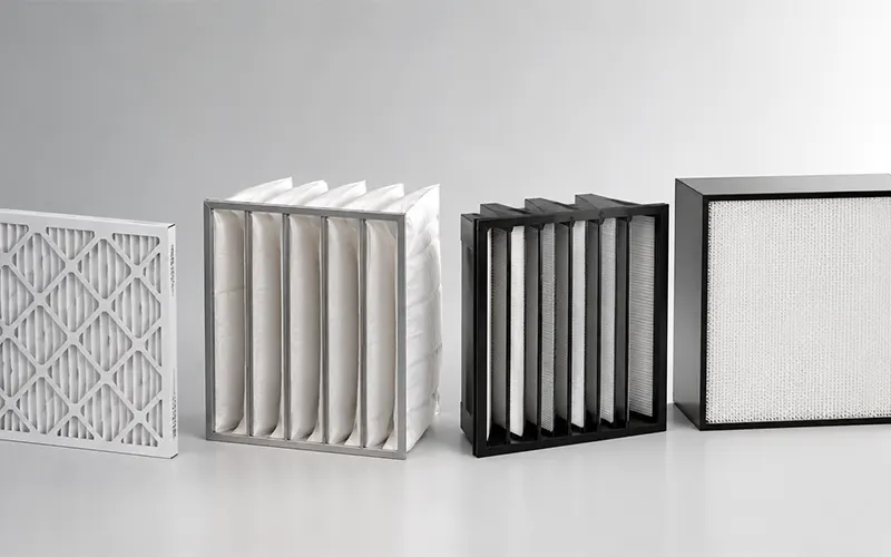 Cuatro tipos de filtros de aire, incluidos filtros HEPA y ULPA, para aplicaciones de salas limpias.