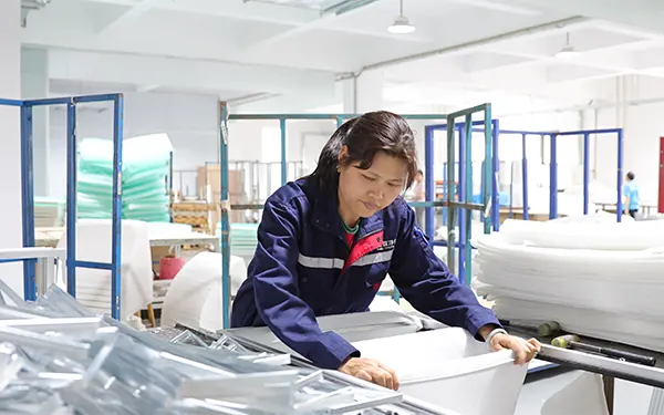 Fabricación de filtros de aire de eficiencia media en la planta de Clean-Link