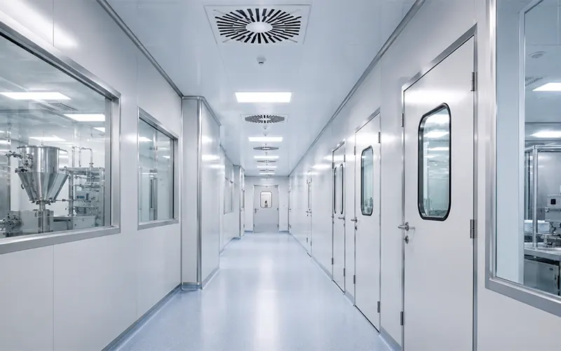 Pasillo de sala limpia farmacéutica con filtros HEPA y ULPA para control de partículas