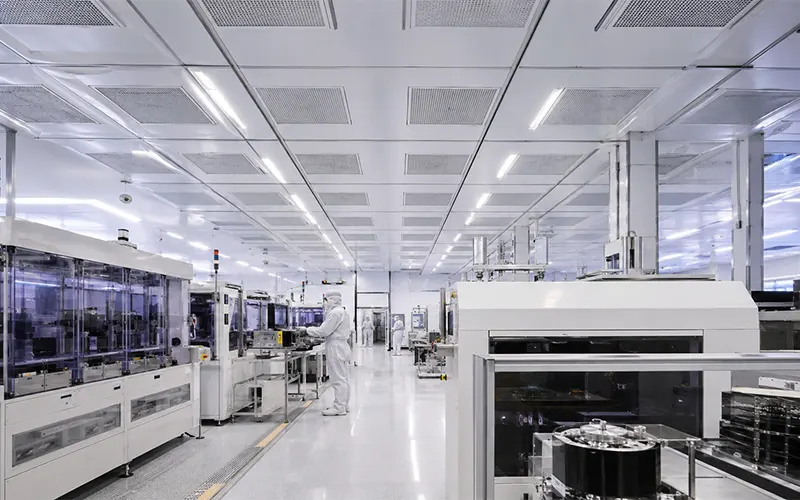Sala limpia de fabricación electrónica con sistemas de filtración HEPA y ULPA