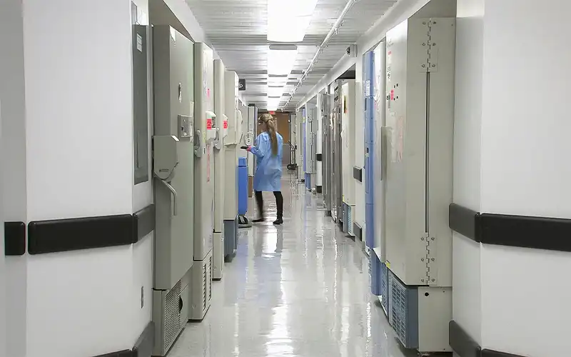 Pasillo hospitalario con sistemas de filtración de aire para proteger a pacientes y personal sanitario