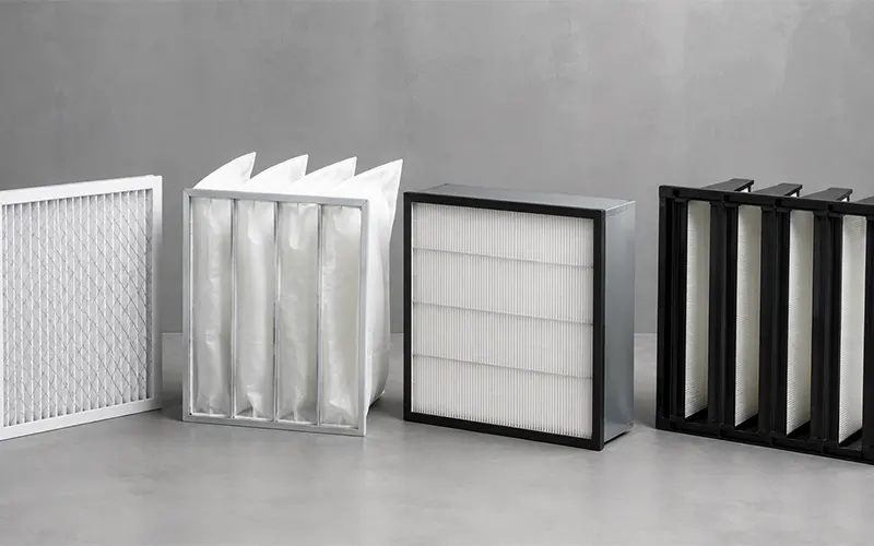 Cuatro filtros HVAC con diferentes diseños, profundidades y configuraciones.
