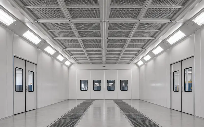 Zona de entrada de aire con filtros de techo en una cabina de pintura industrial