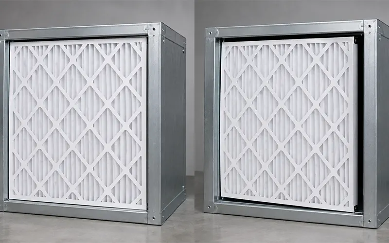 Dos ejemplos de instalación de filtros HVAC que muestran diferencias en el ajuste del marco y posibles fugas por bypass.