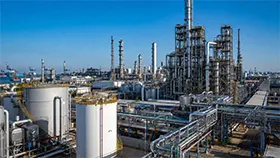 Instalación de procesamiento químico o petroquímico con equipos, tuberías y tanques industriales.