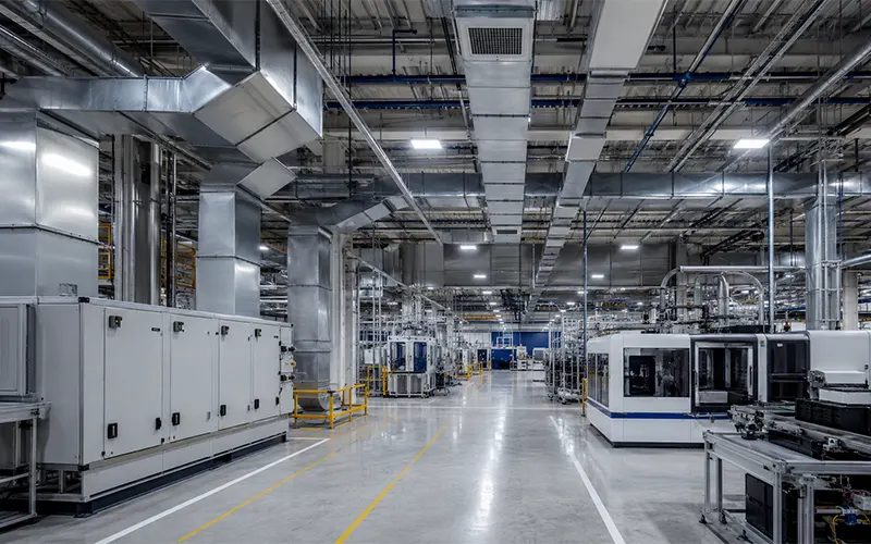 Planta de fabricación industrial con sistemas de ventilación para aplicaciones de filtración de aire.