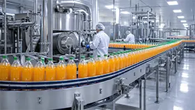 Línea de procesamiento y envasado de bebidas en una instalación industrial de alimentos y bebidas.