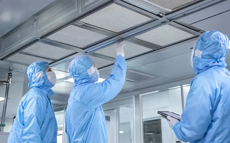 Técnicos inspeccionando la instalación de filtros HEPA para comprobar el sellado y evitar fugas por bypass.